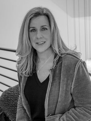 Portrait of Carolyn Gardella, Broker Associate